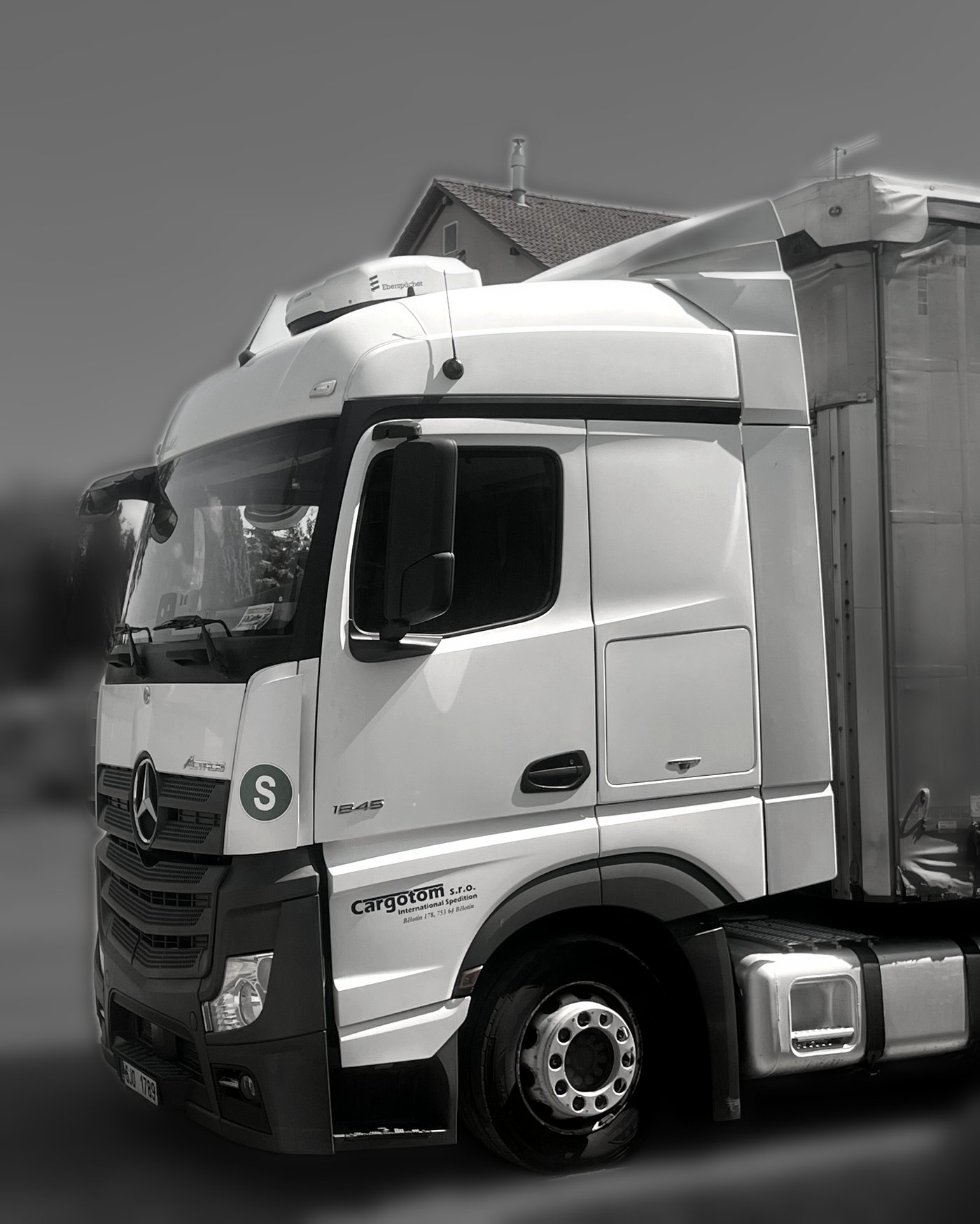 Kabina tahače s logem Cargotom